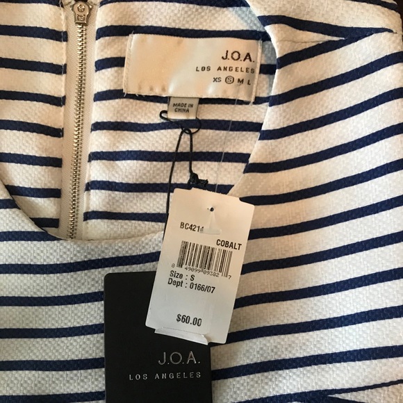 NWT Navy and white striped ruffle crop top - Picture 2 of 3